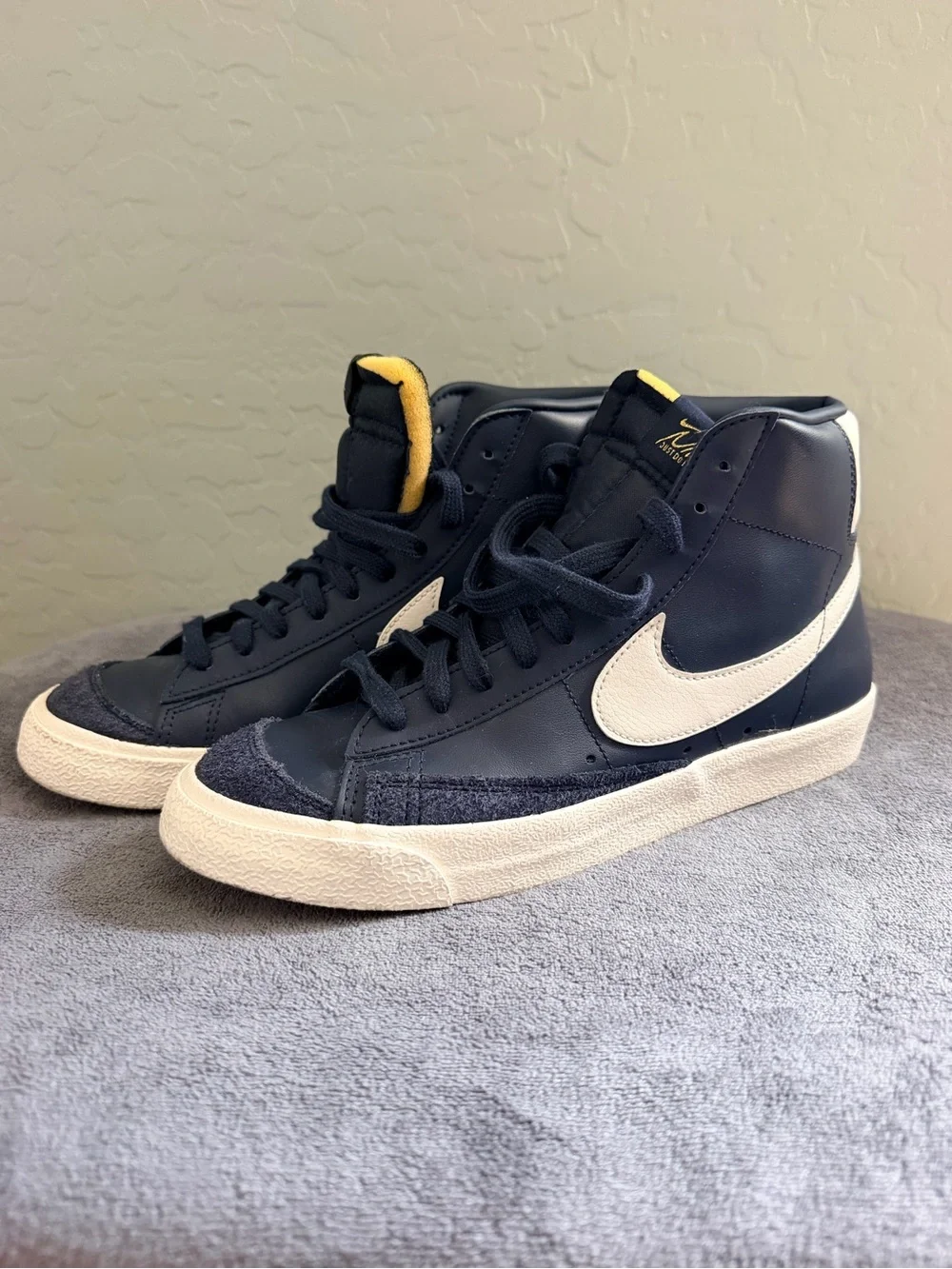 Nike Blazer Mid 77 Vintage Navy Blue White Yellow Script Sneakers W9 M7.5
